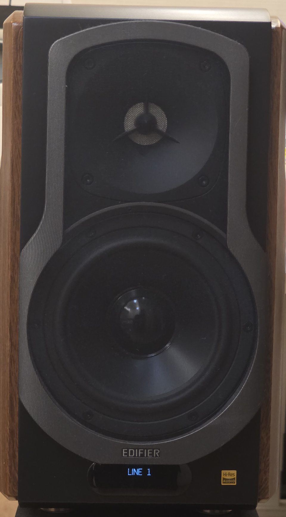 Edifier S2000 MKIII 正面:上方是高音單體、下方是大的中低音單體,下方的小螢幕顯示 LINE 1,兩側是木紋側板